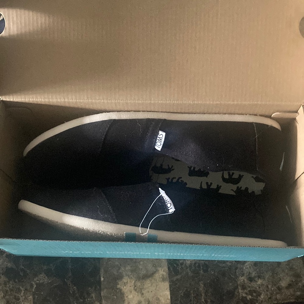 Size 10 men’s Tom. Black in colour. Never really worn. They were too big for Me.